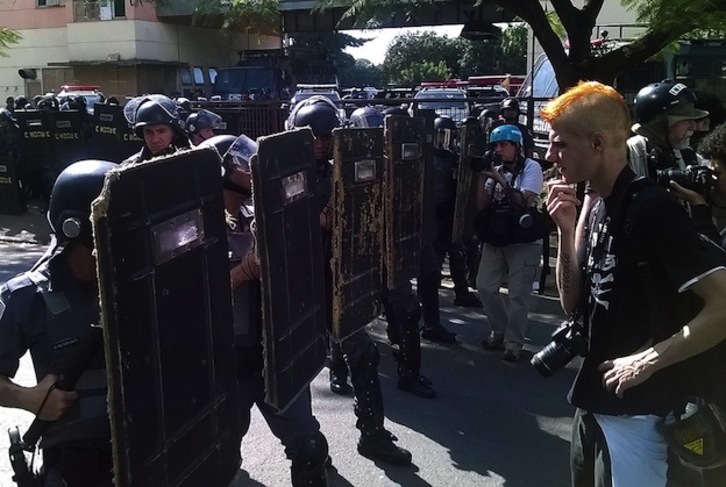 Cordón policial en las calles de Sao Paulo. (Laurent THOMET / AFP PHOTO)