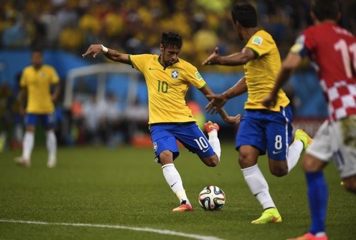 Neymar golpea con la zurda para anotar el empate a uno. (Fabrice COFFRINI /AFP PHOTO)