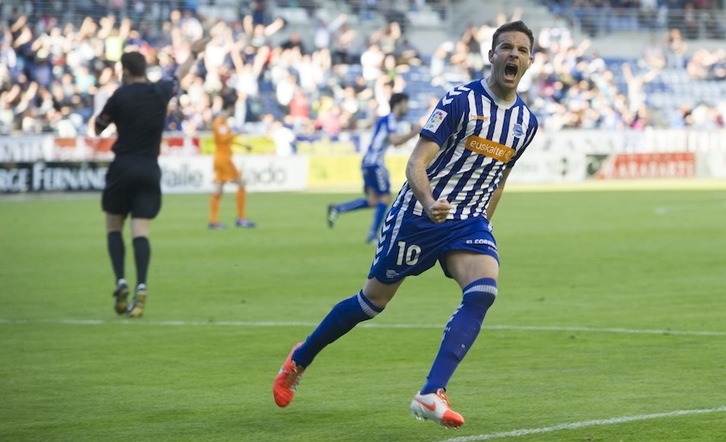 Borja Viguera Alavesko jokalaria, gol bat ospatzen. (Raul BOGAJO/ARGAZKI PRESS)