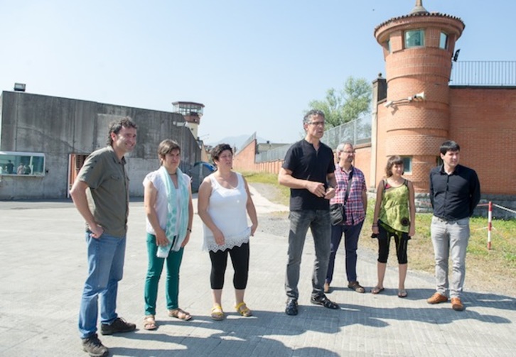 Representantes de Amaiur y EH Bildu, frente a la cárcel de Basauri. (ARGAZKI PRESS)