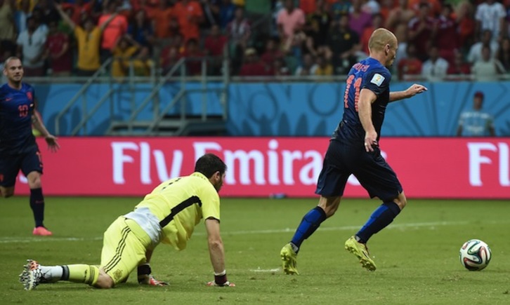Robben se dispone a marcar tras regatear a Casillas. (Damien MEYER / AFP PHOTO)