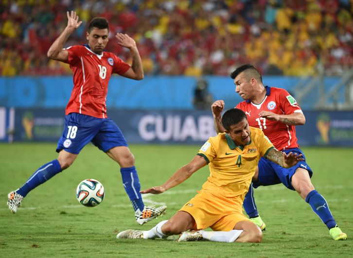 Cahill pelea por el balón con Medel. (William WEST / AFP)