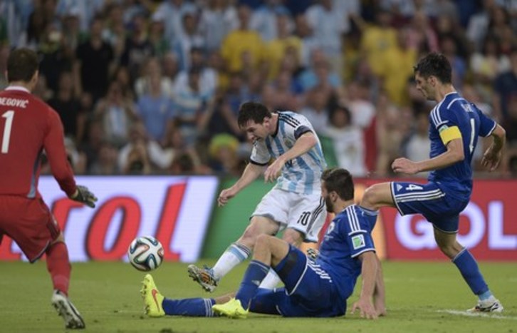 Dos jugadores de la selección bosnia intentan robar el balón a Messi en un momento del encuentro. (Juan MABROMATA/AFP)