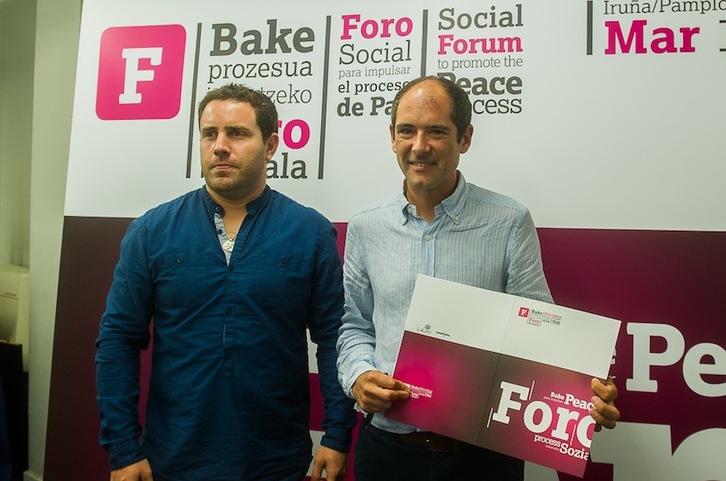 Peio Dufau y Paul Ríos, en la presentación del programa de las dos nuevas sesiones del Foro. (ARGAZKI PRESS)