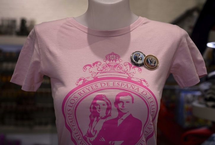 Madrid se prepara para la coronación, también sus comercios. (Dani POZO / AFP PHOTO)