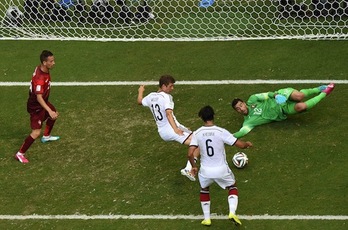 Müller, con la caña preparada para hacer el cuarto de Alemania. (François Xavier MARIT / AFP PHOTO)