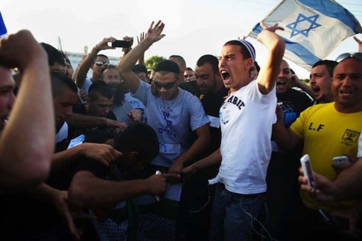 Israelíes corean consignas contra los palestinos en una protesta cerca de Belén. (Menahem KAHANA/AFP PHOTO)