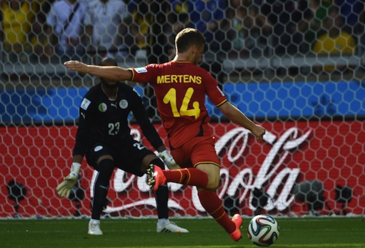 Mertens se dispone a anotar el 2-1 de fuerte disparo. (Christophe SIMON / AFP PHOTO)