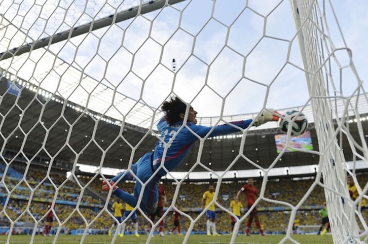 Ochoa saca un testarazo de Neymar que se colaba en la portería mexicana. (Yuri CORTEZ / AFP PHOTO)
