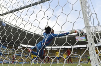 Ochoa saca un testarazo de Neymar que se colaba en la portería mexicana. (Yuri CORTEZ / AFP PHOTO)