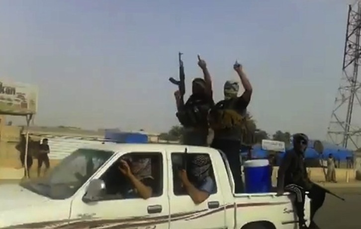 Una captura de vídeo muestra a presuntos milicianos del ISIS en Baiji. (AFP PHOTO)