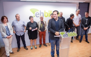 Diputados y senadores de Amaiur en la rueda de prensa donde han explicado sus razones para no asistir a la coronación. (ARGAZKI PRESS)