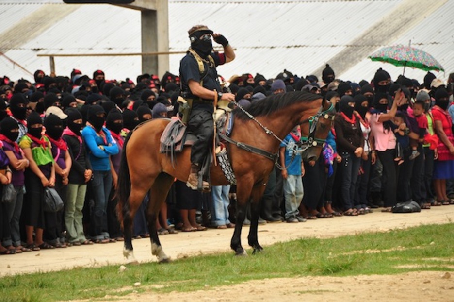 El subcomandante Marcos saluda a los congregados en La Realidad. (Oskar HERNANDO)