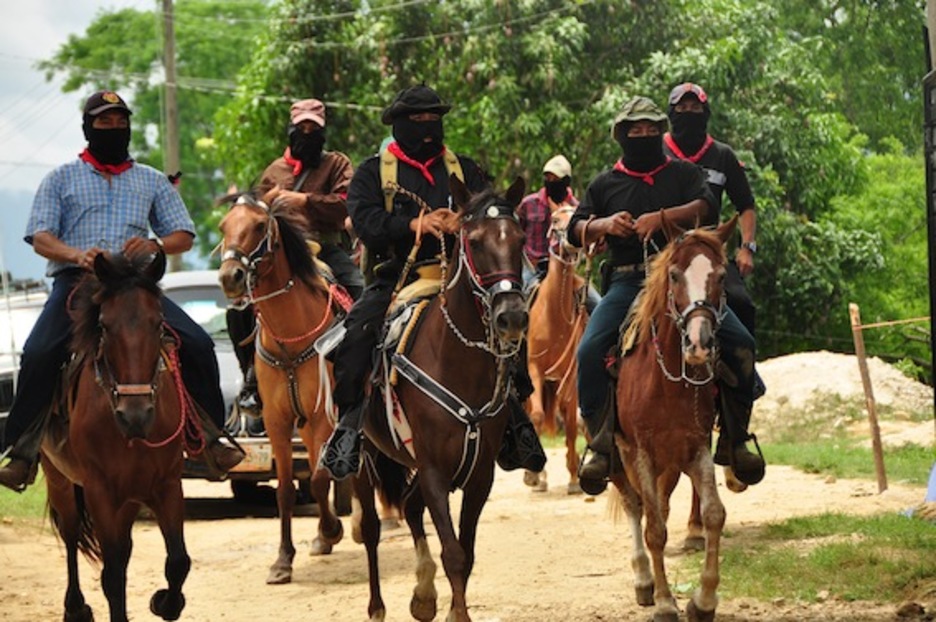 Miembros de la Comandancia del ELZN, con el subcomandante Moisés al frente, acceden a La Realidad. (Oskar HERNANDO)