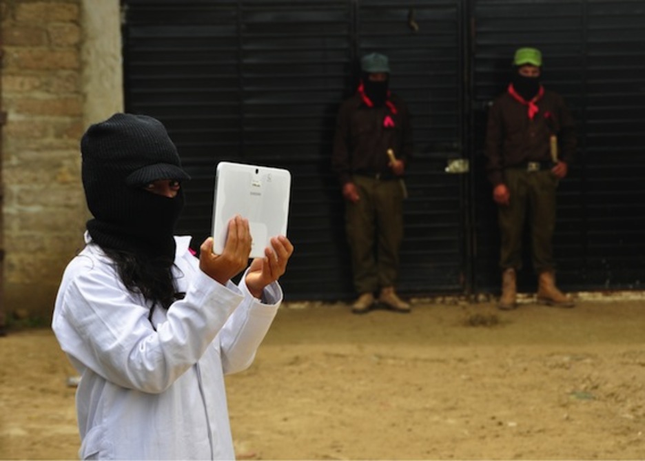 Una de las asistentes a La Realidad toma imágenes con su tablet. (Oskar HERNANDO)