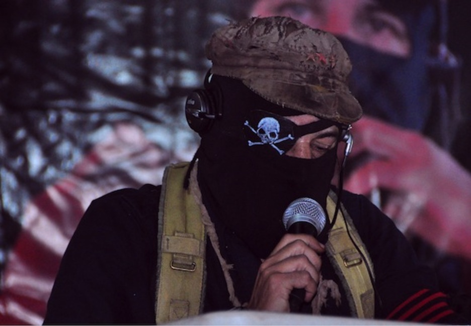 El subcomandante Marcos, leyendo la carta en la que anunció la desaparición de su personaje. (Oskar HERNANDO)