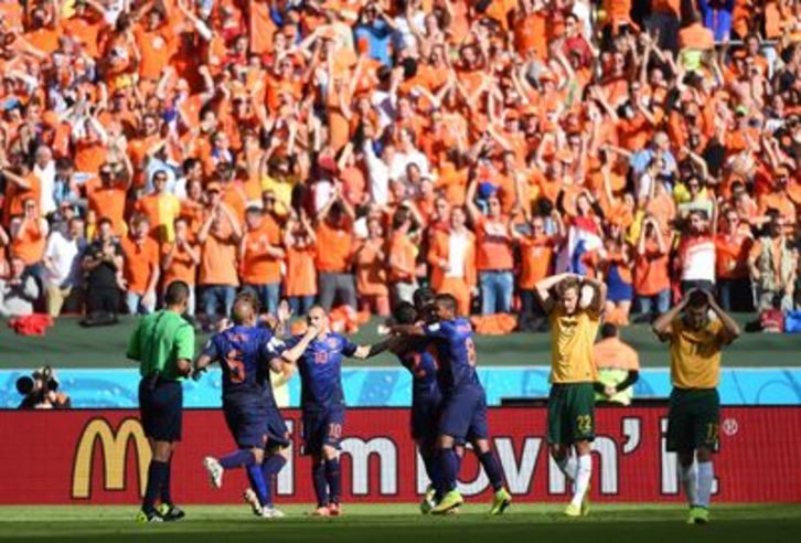 Jugadores e hinchada holandesa celebran el gol de Depay, los australianos se lamentan. (William WEST / AFP PHOTO)