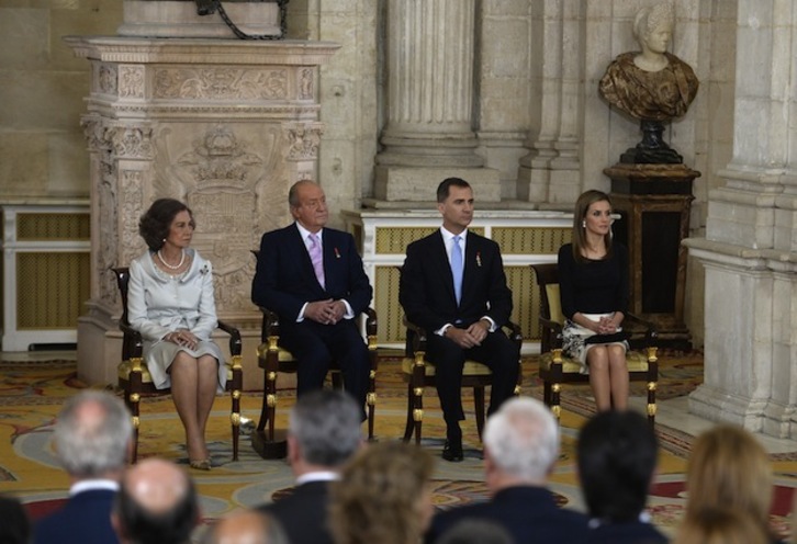Los monarcas salientes y sus herederos, durante el acto de abdicación. (Gerard JULIEN / AFP PHOTO)