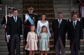 Felipe de Borbón junto a su familia y el presidente español, Mariano Rajoy, a las puertas del Congreso. (Jorge GUERRERO/AFP) 