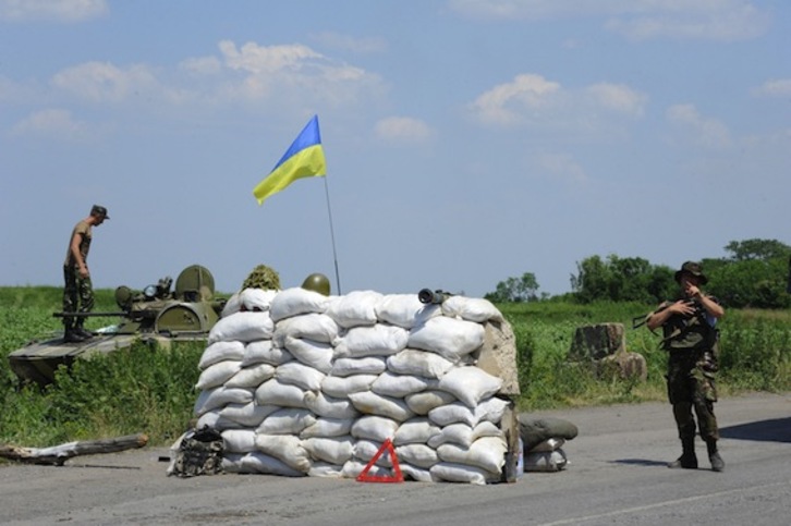 Soldados ucranianos, en un control de carretera en la región de Donetsk. (Viktor DRACHEV/AFP PHOTO)