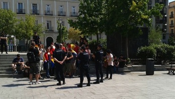 La Policía retiene a un grupo de personas en la plaza Vázquez de Mella. (@albertopradilla)