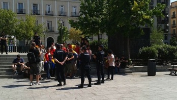 La Policía retiene a un grupo de personas en la plaza Vázquez de Mella. (@albertopradilla)