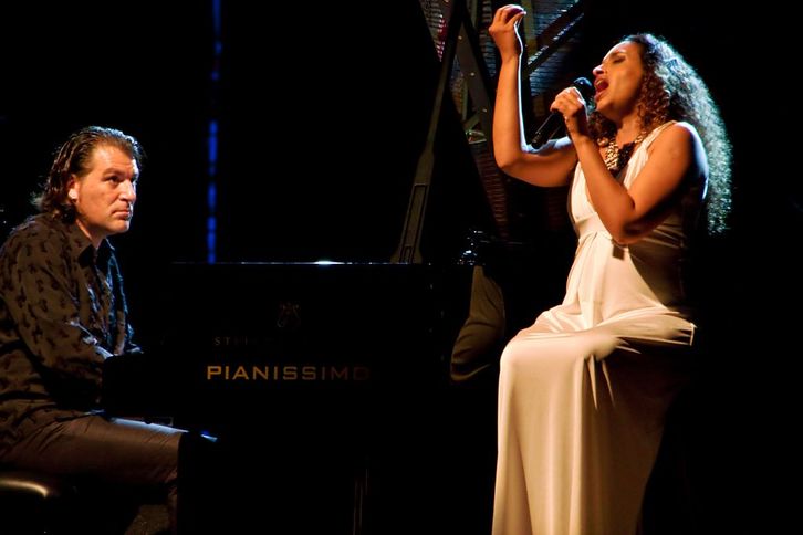 Noa, en una imagen tomada en un concierto ofrecido en 2010. (WIKIPEDIA)