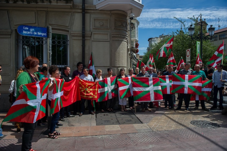 Parlamentario de EH Bildu en el exterior de la Cámara de Gasteiz. (Juanan RUIZ /ARGAZKI PRESS)