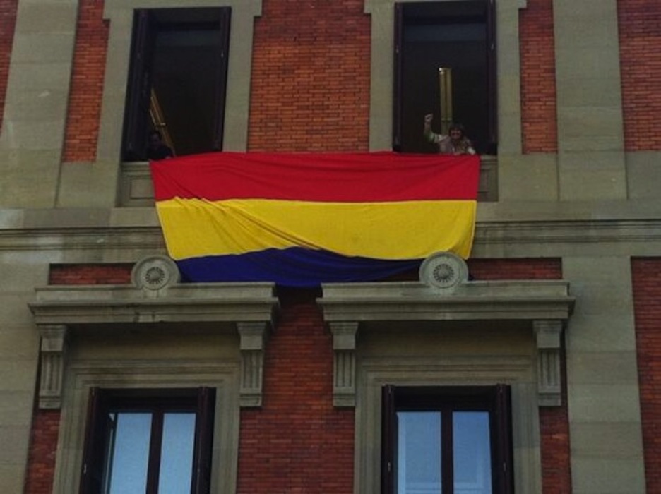 Bandera republicana en el balcón de Izquierda-Ezkerra en el Parlamento navarro. (José Miguel NUIN)