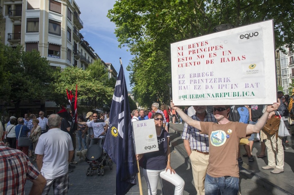 Protesta en el Boulevard de Donostia. (Gorka RUBIO / ARGAZKI PRESS)