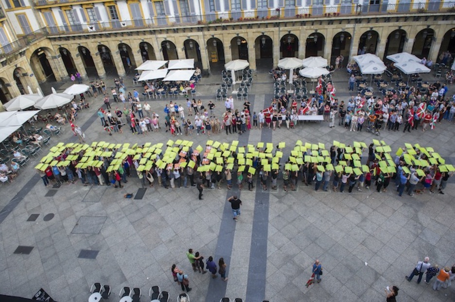 Mosaico en la plaza de la Constitución, en Donostia. (Gorka RUBIO / ARGAZKI PRESS)