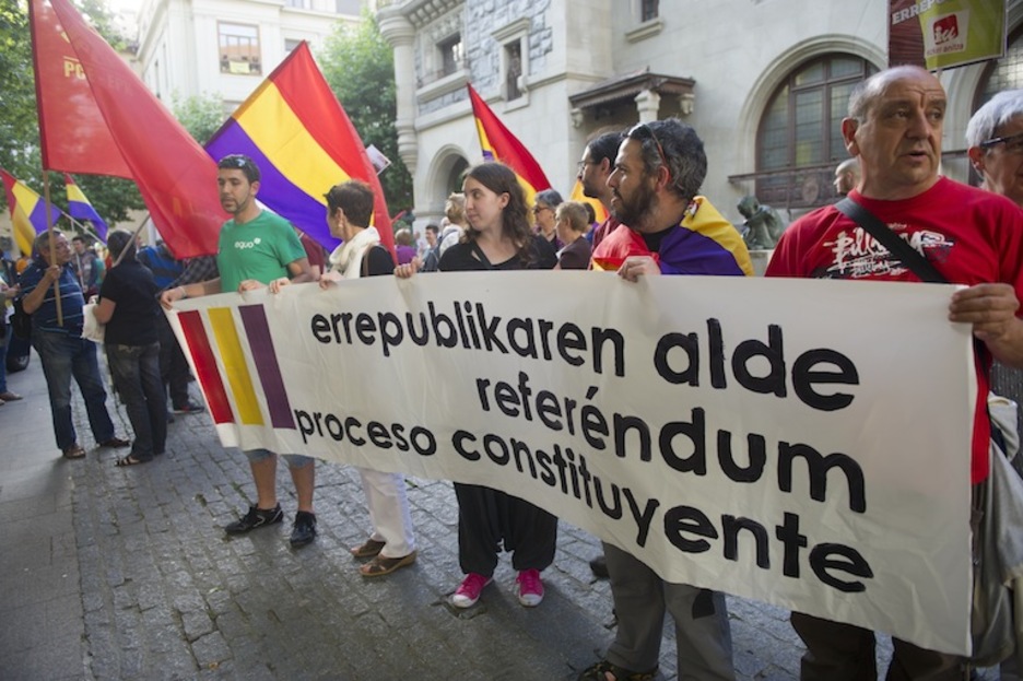 Concentración en la plaza de Correos, enn Gasteiz. (Raúl BOGAJO / ARGAZKI PRESS)