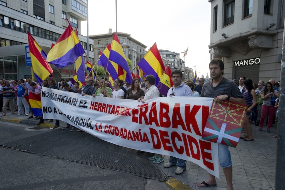 Concentración en la plaza de las Merindades, en Iruñea. (Iñigo URIZ / ARGAZKI PRESS)
