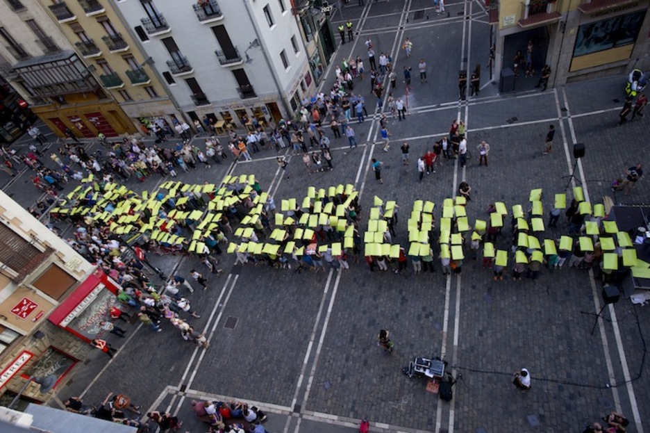 Mosaico de EH Bildu en la plaza del Ayuntamiento de Iruñea. (Iñigo URIZ / ARGAZKI PRESS)