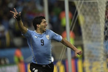 Luis Suárez celebra su segundo gol contra Inglaterra. (Daniel GARCÍA / AFP PHOTO)