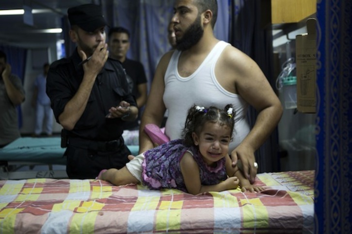 Una de las niñas heridas a causa de un ataque aéreo contra Gaza. (Mohamed ABED/AFP PHOTO)