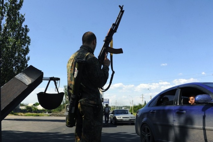 Un prorruso armado, en la región de Donetsk. (Viktor DRACHEV/AFP PHOTO)