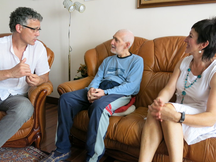 Errekondo y Aristegi conversan con Uribetxebarria durante la visita. (AMAIUR)