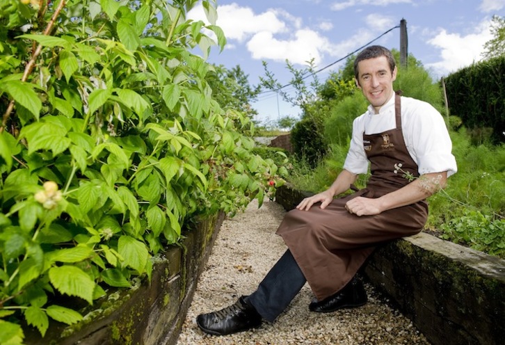 Dani Lasa sukaldaria, Mugaritzeko baratzean. (Juan Carlos RUIZ/ARGAZKI PRESS)