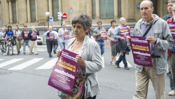 Protesta en Bilbo contra la privatización de Kutxabank, en una imagen de archivo. (Marisol RAMIREZ/ARGAZKI PRESS)