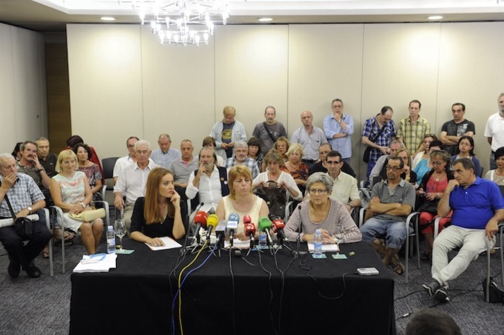 Las personas afectadas por el decreto, en una comparecencia anterior. (Jon URBE/ARGAZKI PRESS)