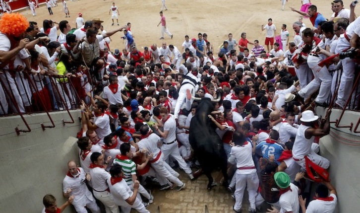 La masificación causó el año pasado una montonera a la entrada del coso taurino. (Josu SANTESTEBAN / ARGAZKI PRESS)