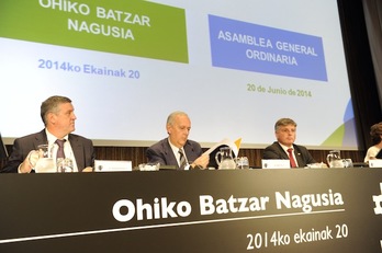 Mesa presidencial de la asamblea de Kutxa, con Xabier Iturbe a la derecha. (Jon URBE / ARGAZKI PRESS)