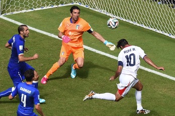Ruiz remata el 1-0 ante un Buffon que no podrá detener el balón. (Javier SORIANO / AFP PHOTO) 