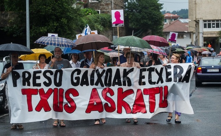 Cabecera de la manifestación celebrada en Galdakao. (Luis JAUREGIALTZO / ARGAZKI PRESS)