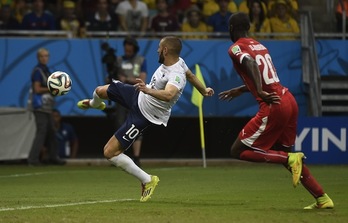 Benzema se dispone a marcar el cuarto tanto de su selección. (Odd ANDERSEN  / AFP PHOTO)