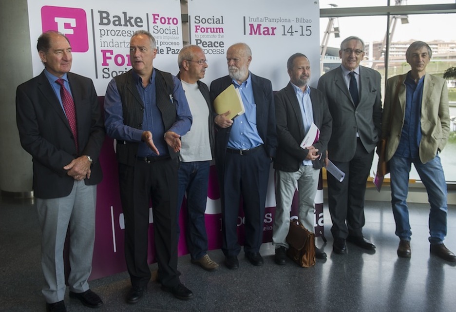 Gaurko hitzaldietako parte hartzaileak, jardunaldia abiatu aurretik. (Luis JAUREGIALTZO/ARGAZKI PRESS) Gaurko hitzaldietako parte hartzaileak, jardunaldia abiatu aurretik. (Luis JAUREGIALTZO/ARGAZKI PRESS)