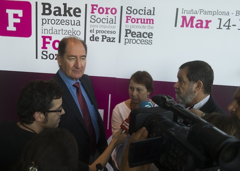 Brian Currin abokatu hegoafrikarra ere bertan izan da. (Luis JAUREGIALTZO/ARGAZKI PRESS) Brian Currin abokatu hegoafrikarra ere bertan izan da. (Luis JAUREGIALTZO/ARGAZKI PRESS)