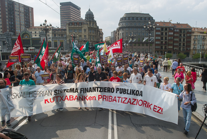 Los convocantes cifran en cerca de 5.000 el número de personas que se han sumado a la marcha. (Luis JAUREGIALTZO/ARGAZKI PRESS)