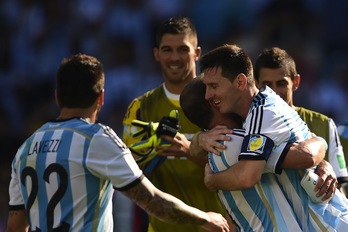 Messi celebra la victoria con sus compañeros. (Pedro UGARTE/AFP)